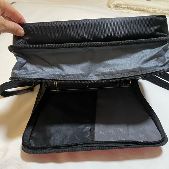 Binder and laptop holder with crossbody/shoulder strap - Picture 9 of 10